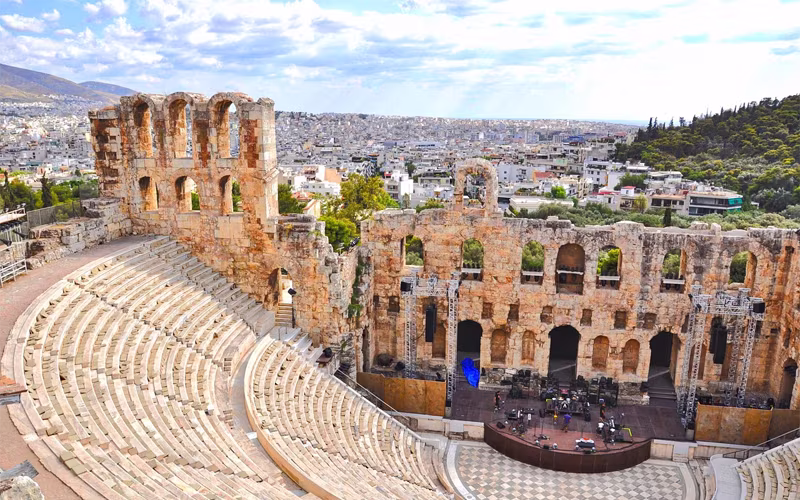 Het Odeon van Herodes Atticus van bovenaf met de stad Athene op de achtergrond