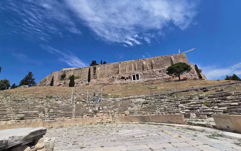 De marmeren zitrijen op de zuidhelling van de Akropolis met de vestingmuur erboven