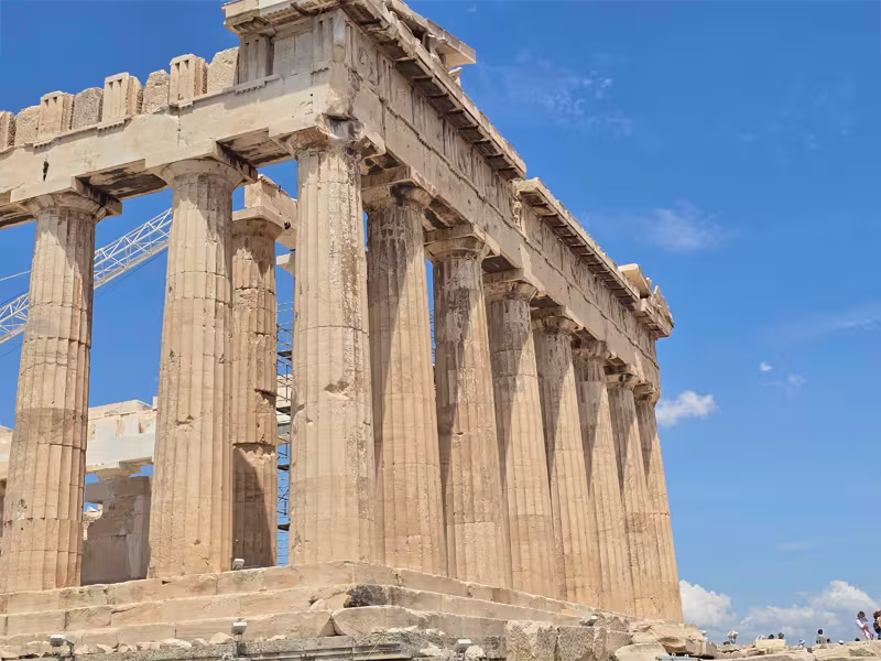 Het Parthenon vanaf de hoek, met de zuilen en de architraaf
