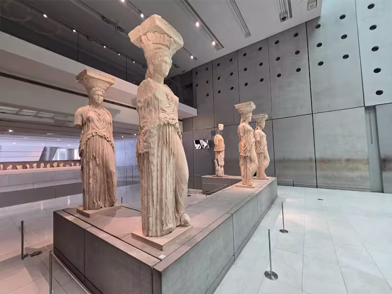 De kariatiden van het Erechtheion opgesteld in het Akropolismuseum
