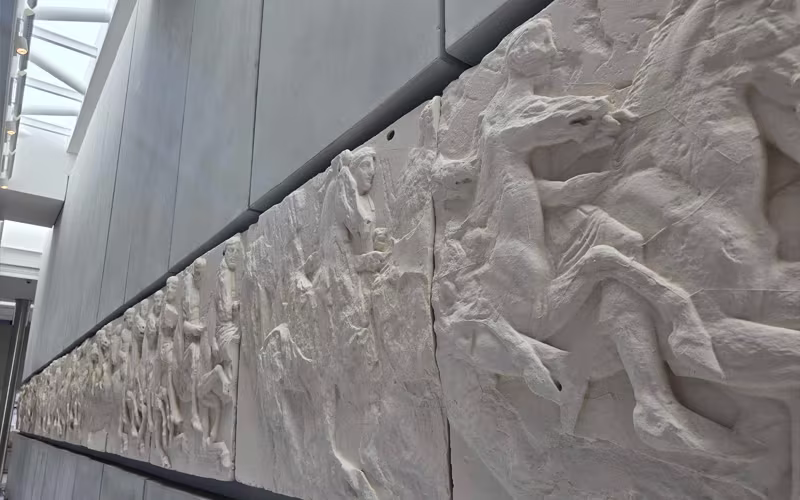 Reliëf van paarden uit het Parthenonfries in het Akropolismuseum