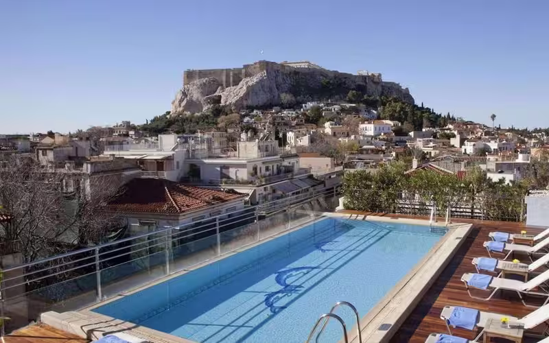 Zwembad op een dakterras met uitzicht op de Akropolis
