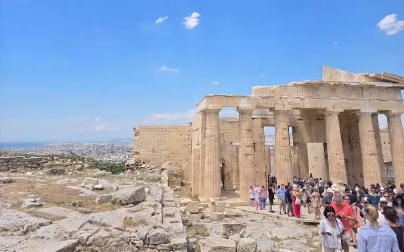 De Propyleeën, de monumentale toegangspoort van de Akropolis, met wachtende bezoekers
