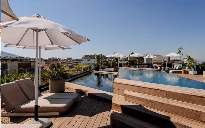 Dakterras met zwembad, ligbedden en parasol in Athene