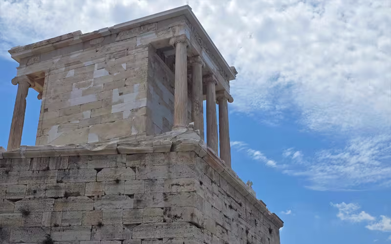De Tempel van Athena Nike op zijn bastion bij de ingang van de Akropolis