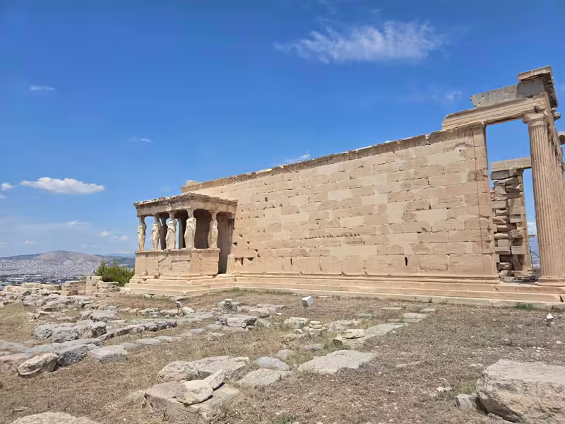 Het Erechtheion gezien vanaf de westzijde, met de lange gesloten muur