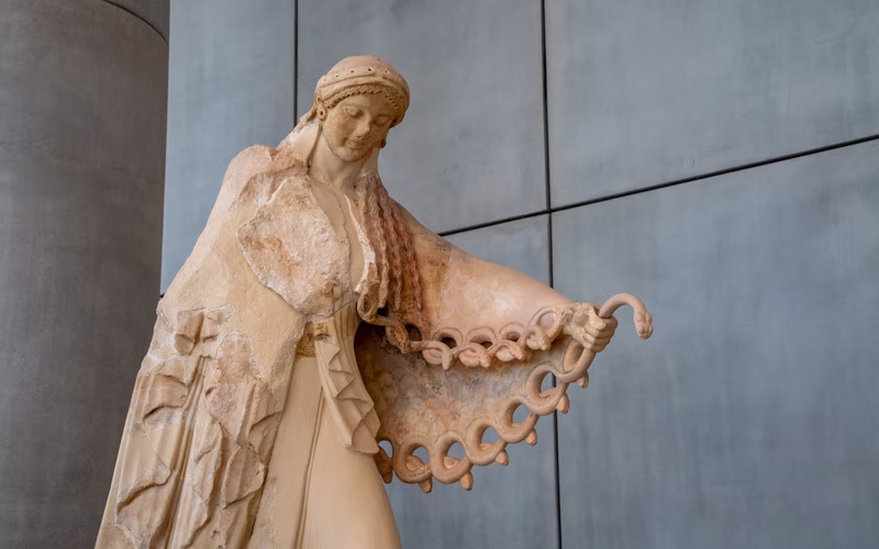 Marmeren reliëf van een gedrapeerde vrouwenfiguur in het Akropolismuseum