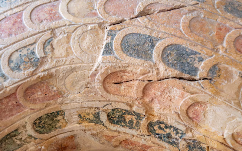 Detail van beschilderd bouwmateriaal met een bladmotief in het Akropolismuseum