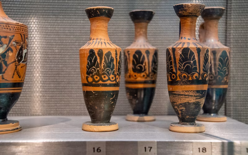 Beschilderde Griekse vazen in een vitrine van het Akropolismuseum