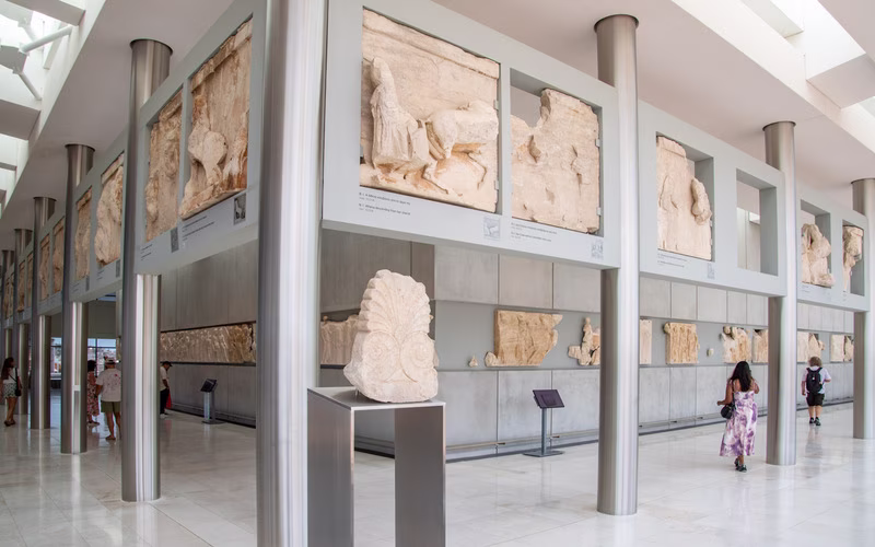 De Parthenonzaal van het Akropolismuseum met de friesplaten langs de wanden