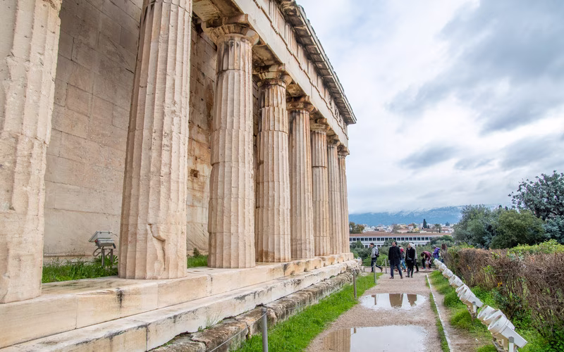 De zuilengalerij van de Tempel van Hephaistos met het wandelpad ernaast