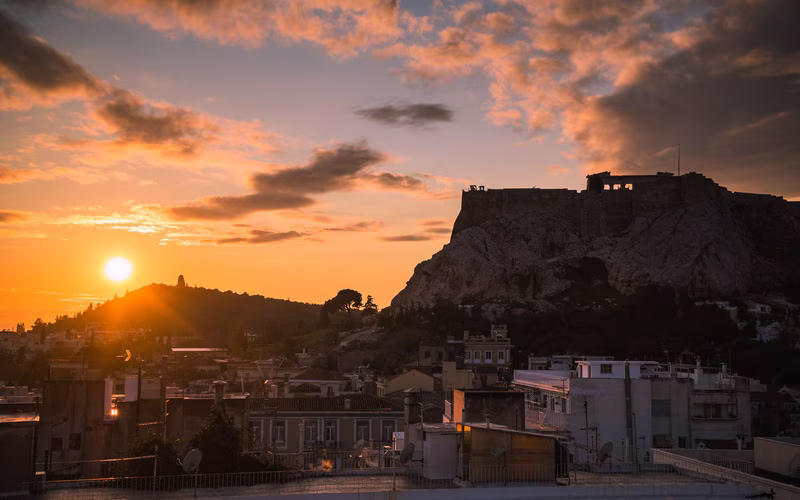 Zonsondergang boven Athene met de Akropolis in silhouet