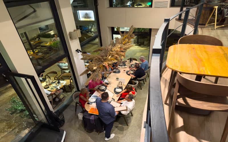 Blik van bovenaf op de eetzaal van Fine Mess Smokehouse met gasten aan tafel