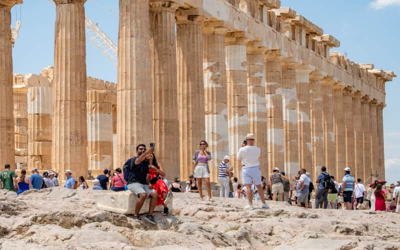 De zuilenrij van het Parthenon met bezoekers ervoor