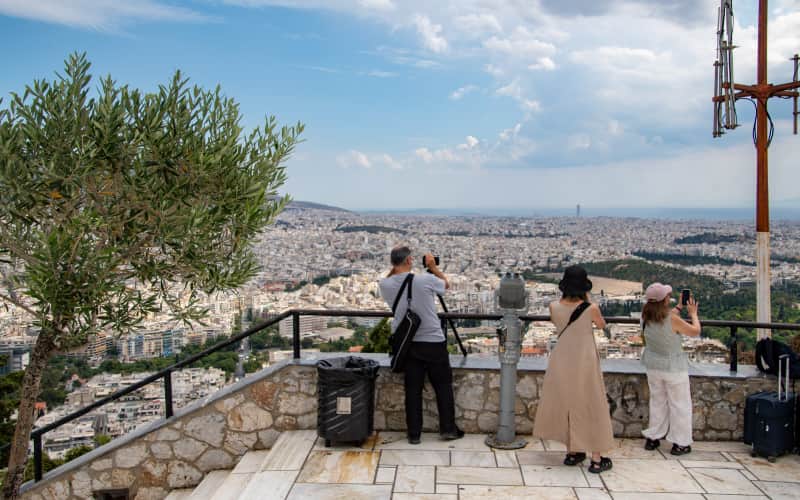 Het uitkijkplatform op de Lycabettus met bezoekers die over de stad uitkijken