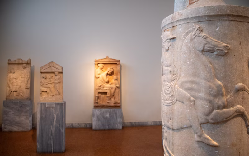 Grafstèles met reliëfs in het Nationaal Archeologisch Museum