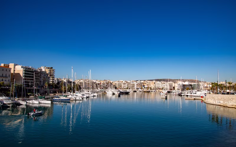 Jachthaven van Piraeus met boten langs de kade onder een strakblauwe lucht