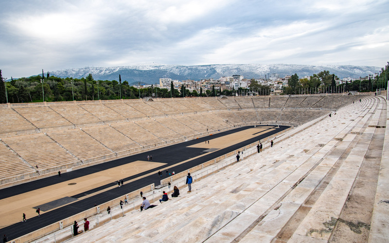 Het Panathinaiko-stadion vanaf de bovenste rij, met de baan en de bergen erachter