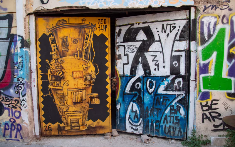 Met graffiti bespoten rolluiken in een straat in Athene