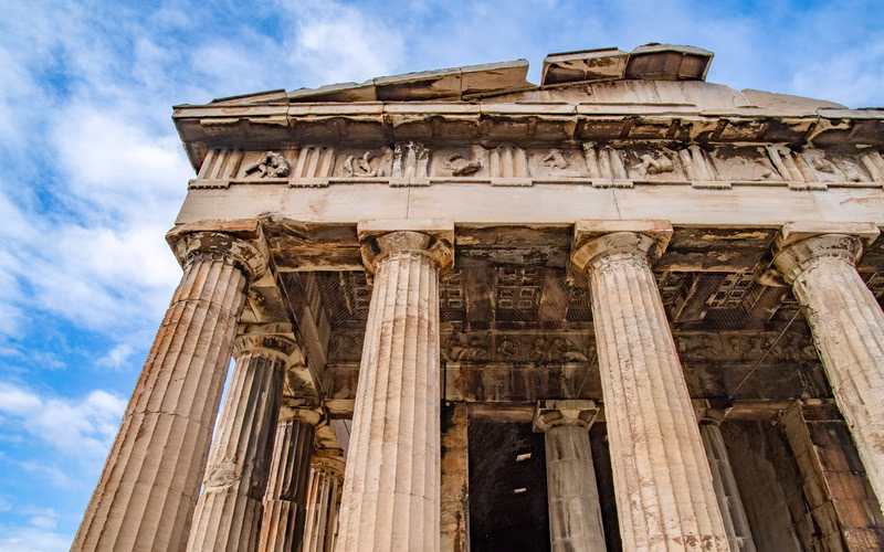 De zuilen en het fronton van de Tempel van Hephaistos van onderaf gezien