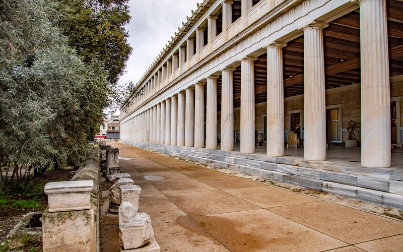 De buitenste zuilenrij van de Stoa van Attalos op de Agora van Athene
