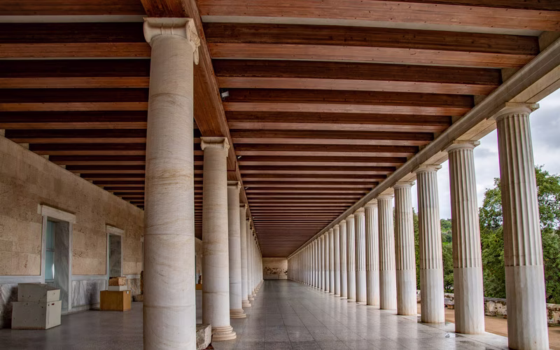 De zuilengalerij in de Stoa van Attalos op de Agora van Athene