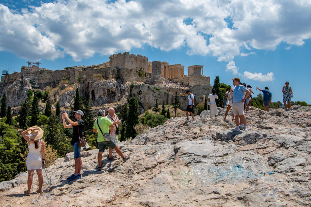 De Akropolis gezien vanaf de rots van de Areopagus, met bezoekers op de voorgrond