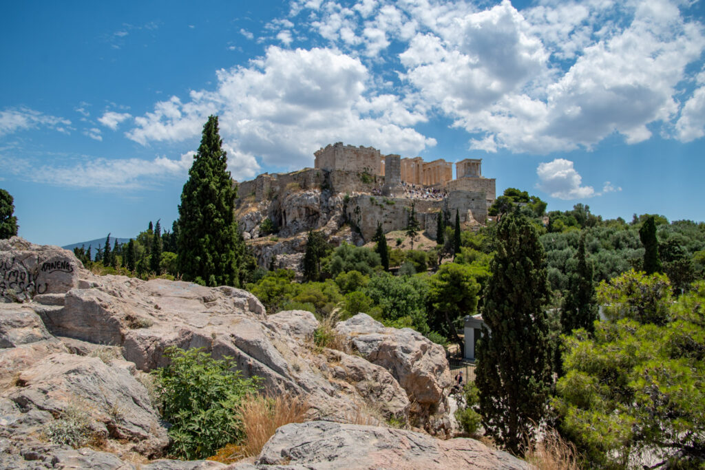 De Akropolis gezien vanaf de rotsen van de Areopagus, met cipressen op de voorgrond