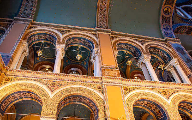 De vergulde galerijen en bogen in het interieur van de Grote Metropolitaan