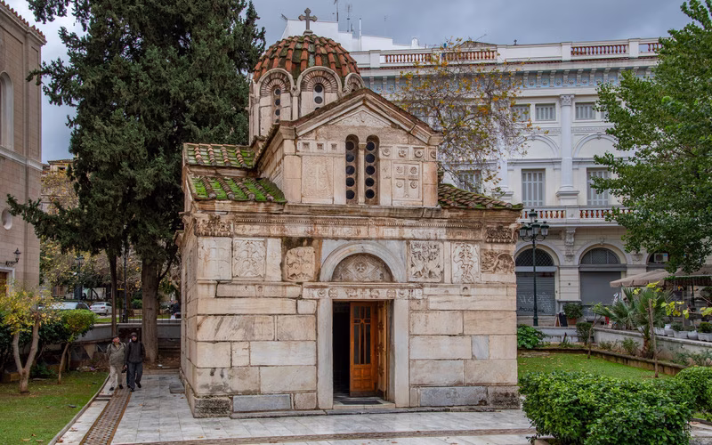 De Kleine Metropolitaan in Athene, een klein Byzantijns kerkje van marmer