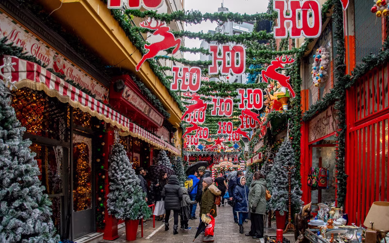 De straat bij Little Kook in kerstdecoratie met rode en groene versieringen