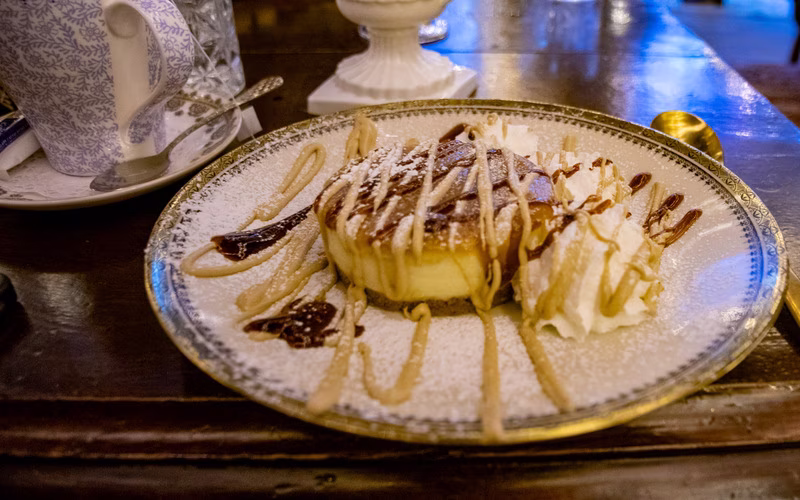 Dessert met chocoladesaus op een bord in Little Kook