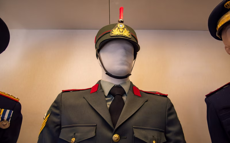 Uniform met helm op een etalagepop in een vitrine van het Oorlogsmuseum