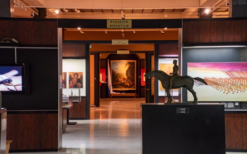 Museumzaal in het Oorlogsmuseum met schilderijen en een ruiterbeeld