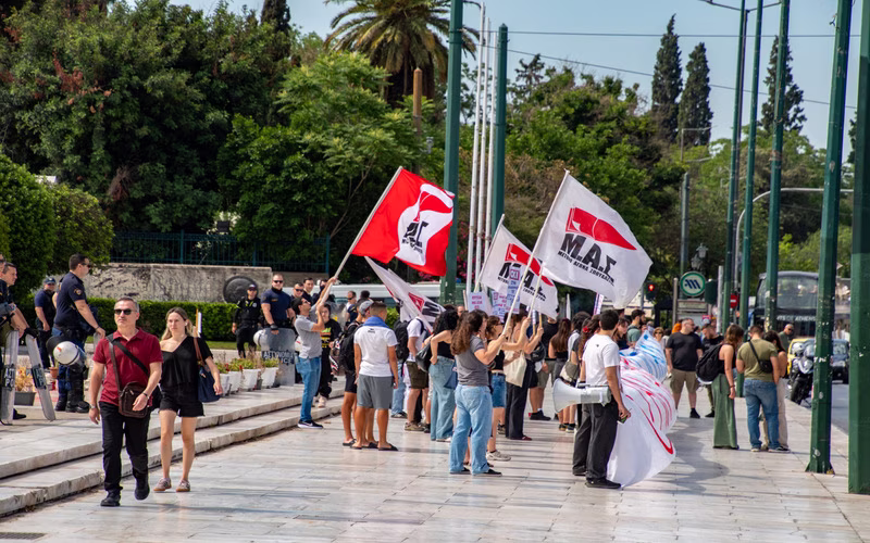 Demonstranten met vlaggen en spandoeken op het Syntagmaplein