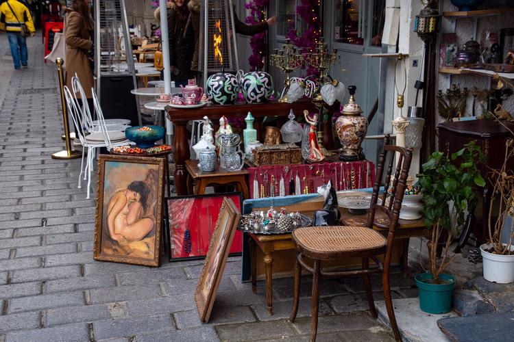 Kraam op de vlooienmarkt van Monastiráki met schilderijen, meubels en serviesgoed