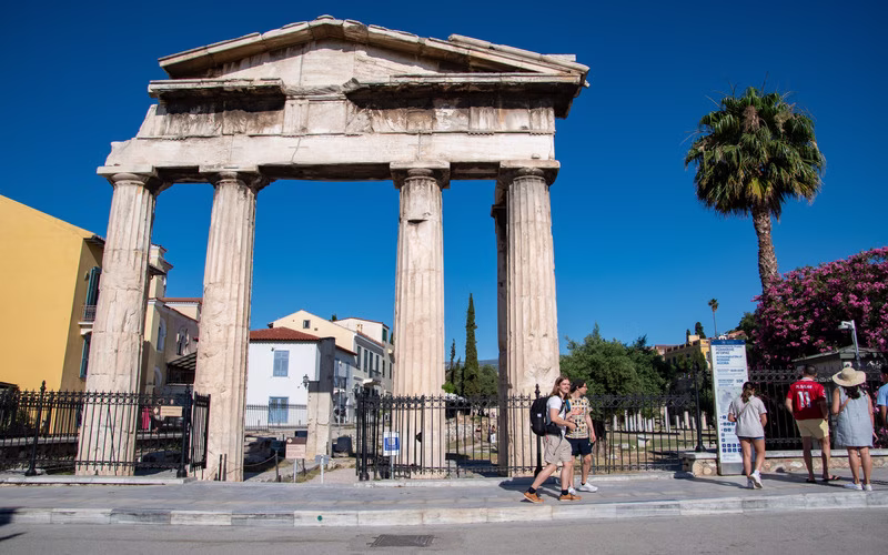 De Poort van Athena Archegetis, de zuilenpoort bij de ingang van de Romeinse Agora