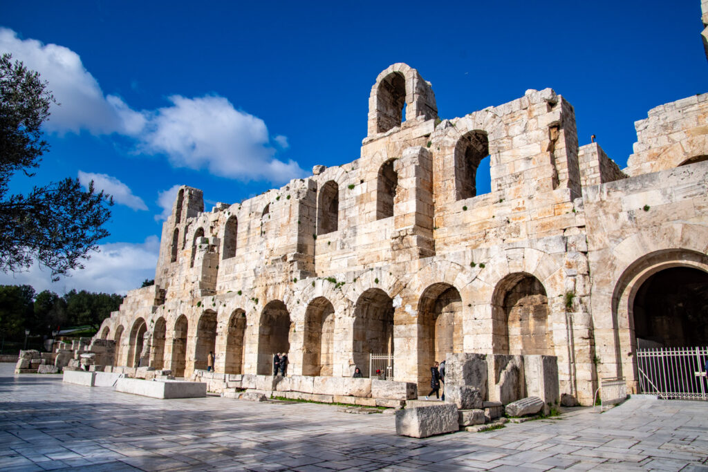 De boogvormige buitengevel van het Odeon van Herodes Atticus aan de voet van de Akropolis
