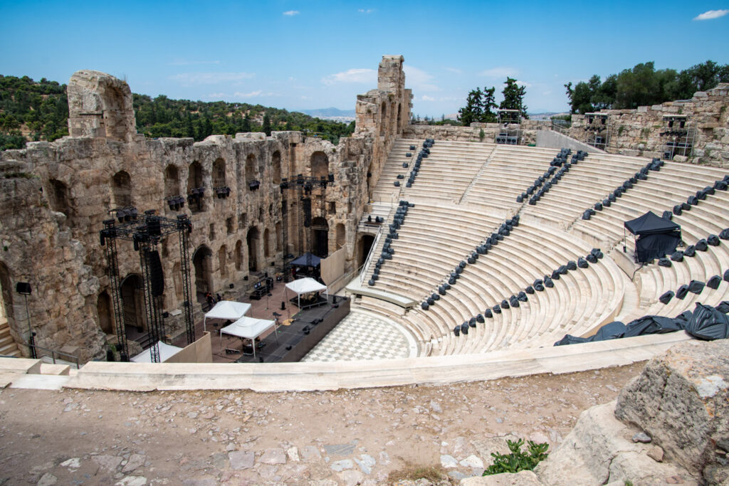 Het Odeon van Herodes Atticus met de marmeren zitrijen en de hoge gevel van het toneelgebouw