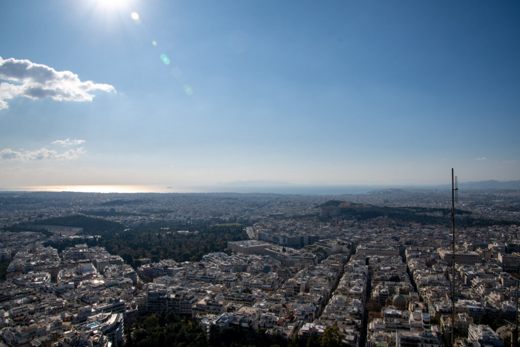 Uitzicht vanaf de Lycabettus over Athene richting de kust in tegenlicht