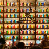 Brettos Plaka: kleurrijke bar en historische distilleerderij in Athene