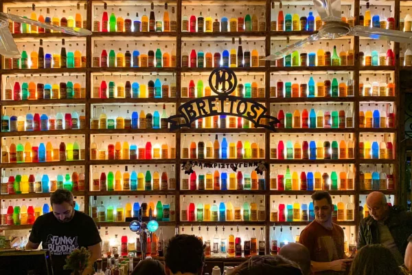 Brettos Plaka: kleurrijke bar en historische distilleerderij in Athene