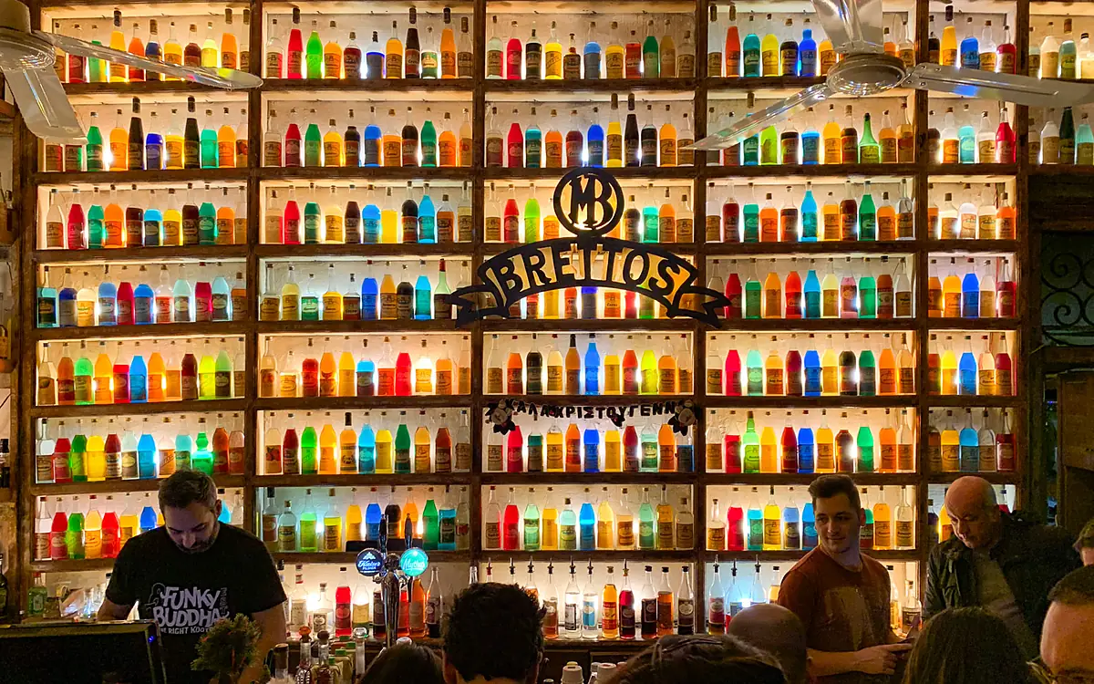 Brettos Plaka: kleurrijke bar en historische distilleerderij in Athene