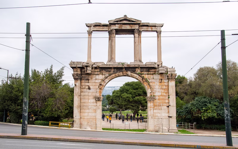 De Poort van Hadrianus in Athene, gezien vanaf de straatkant met bomen erachter