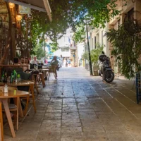 Psirri in Athene: kleurrijke straten, streetart en gezellige terrassen