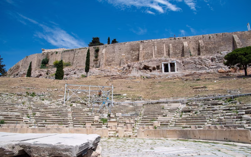 De marmeren zitrijen van het Dionysustheater met de vestingmuur van de Akropolis erboven