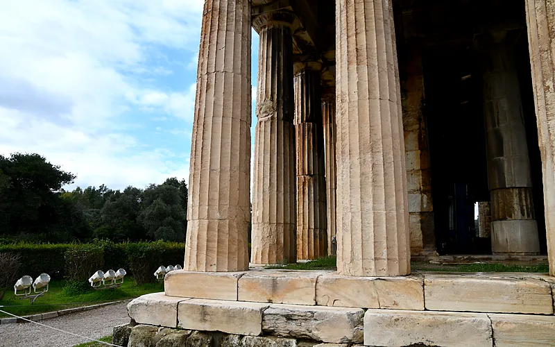 Doorkijk tussen de zuilen van de Tempel van Hephaistos naar de donkere ingang van de cella