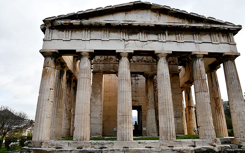 De voorzijde van de Tempel van Hephaistos met de zuilenrij en het fronton erboven