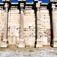 Bibliotheek van Hadrianus in Athene: de zuilenmuur aan Monastiraki