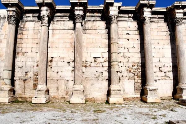 Bibliotheek van Hadrianus in Athene: de zuilenmuur aan Monastiraki